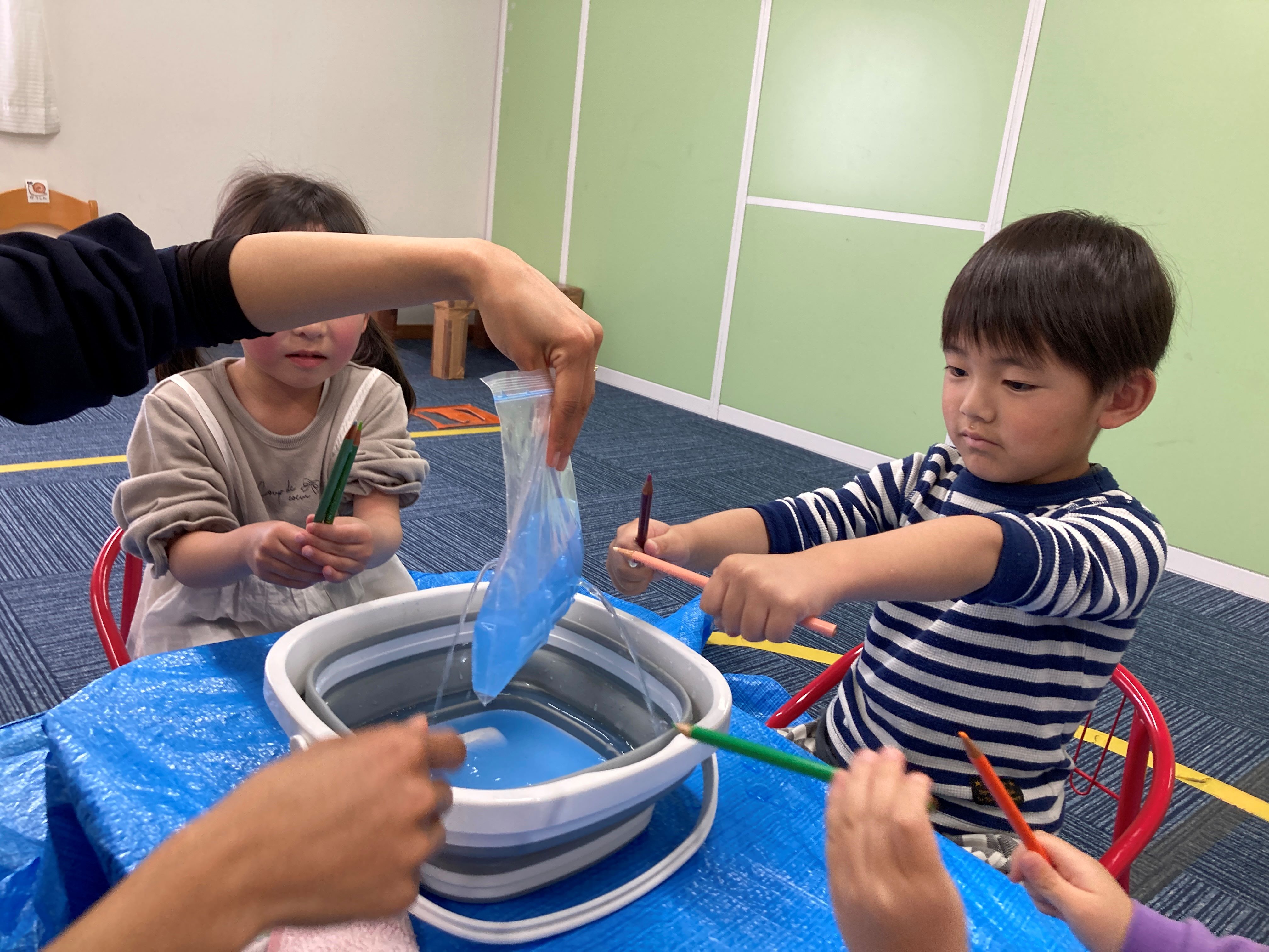 色水を使って楽しい遊びをしました!! | スタッフブログ | HiKaRi-児童