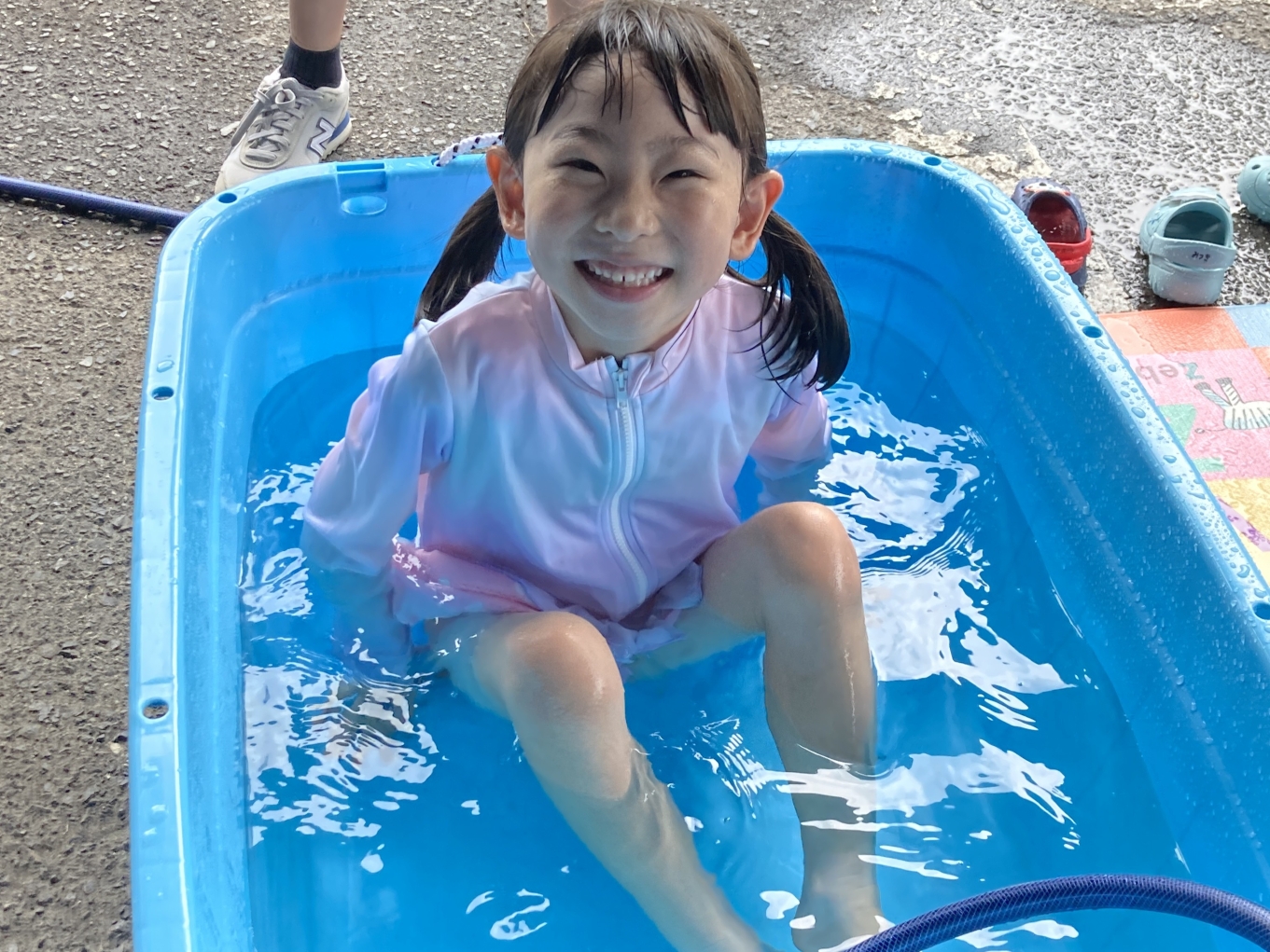行水タライと大きなプールで水遊び！ | スタッフブログ | HiKaRi-児童